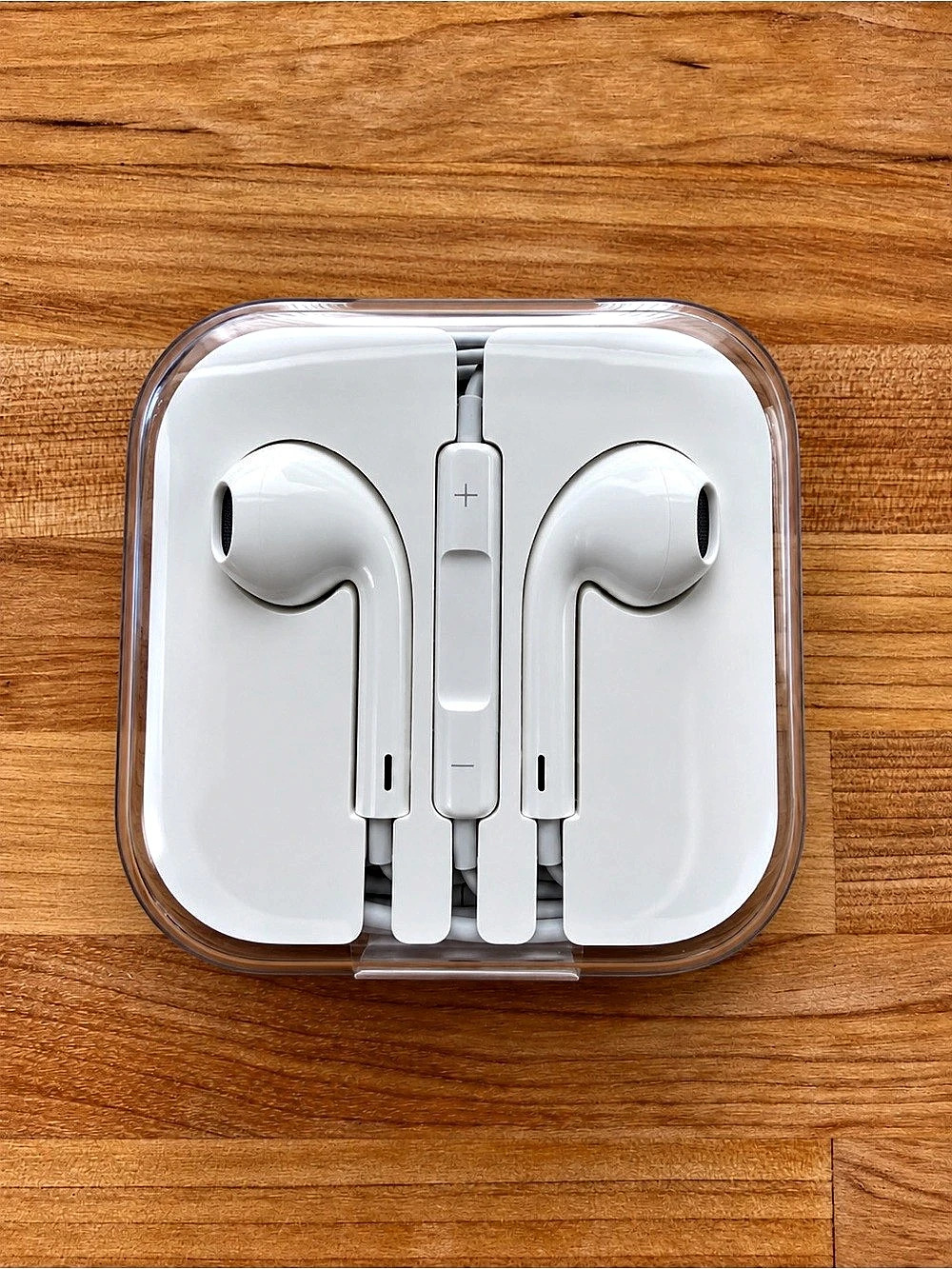 Apple EarPods with 3.5mm Headphone Plug White BRAND NEW